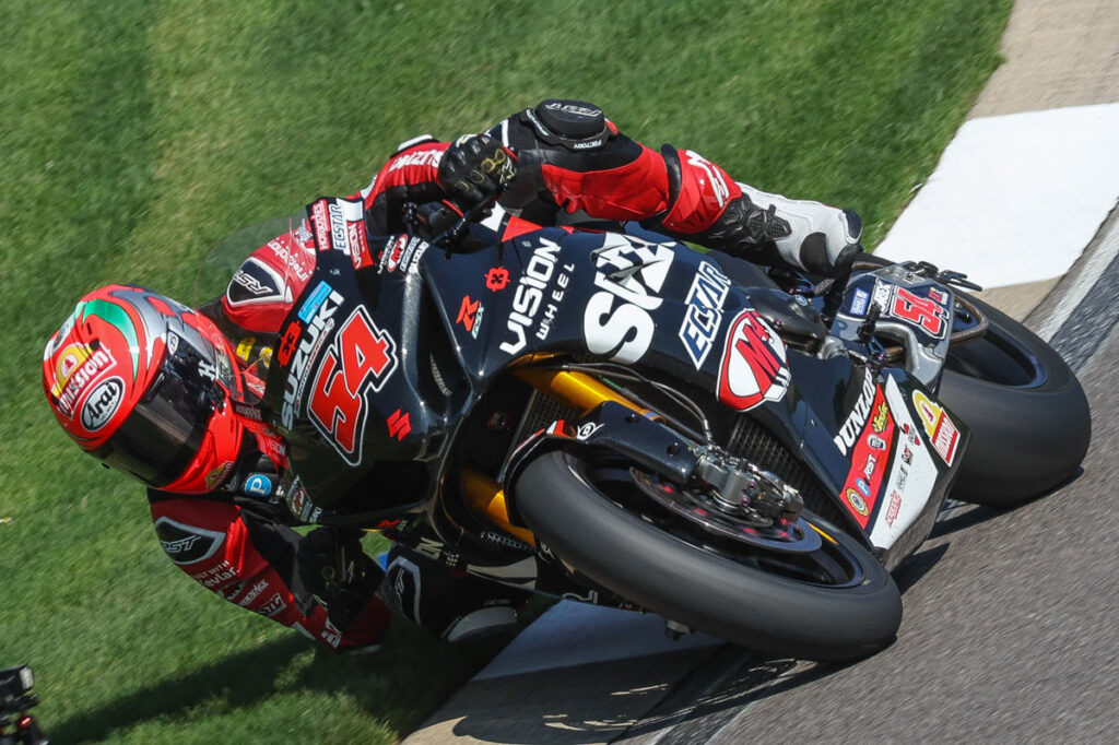 Richie Escalante (54) shows the competitive strength of the GSX-R1000R with a strong fourth-place finish.