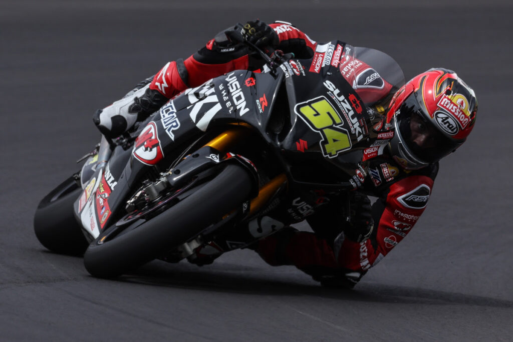 Richie Escalante (54) continues to be consistent on his GSX-R1000R.