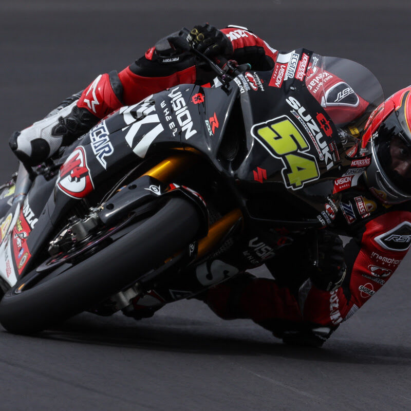 Richie Escalante (54) continues to be consistent on his GSX-R1000R.